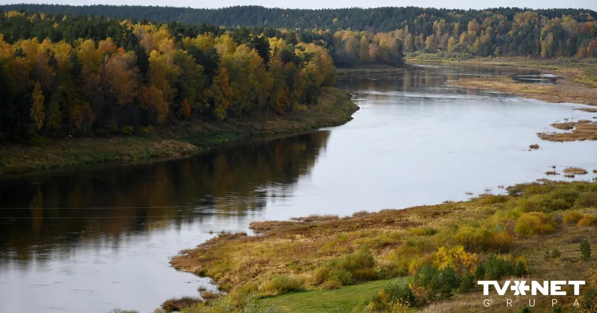 Latvijas pierobežā pastiprināti pārbauda ūdens kvalitāti pēc ugunsgrēka naftas pārstrādes rūpnīcā Baltkrievijā
