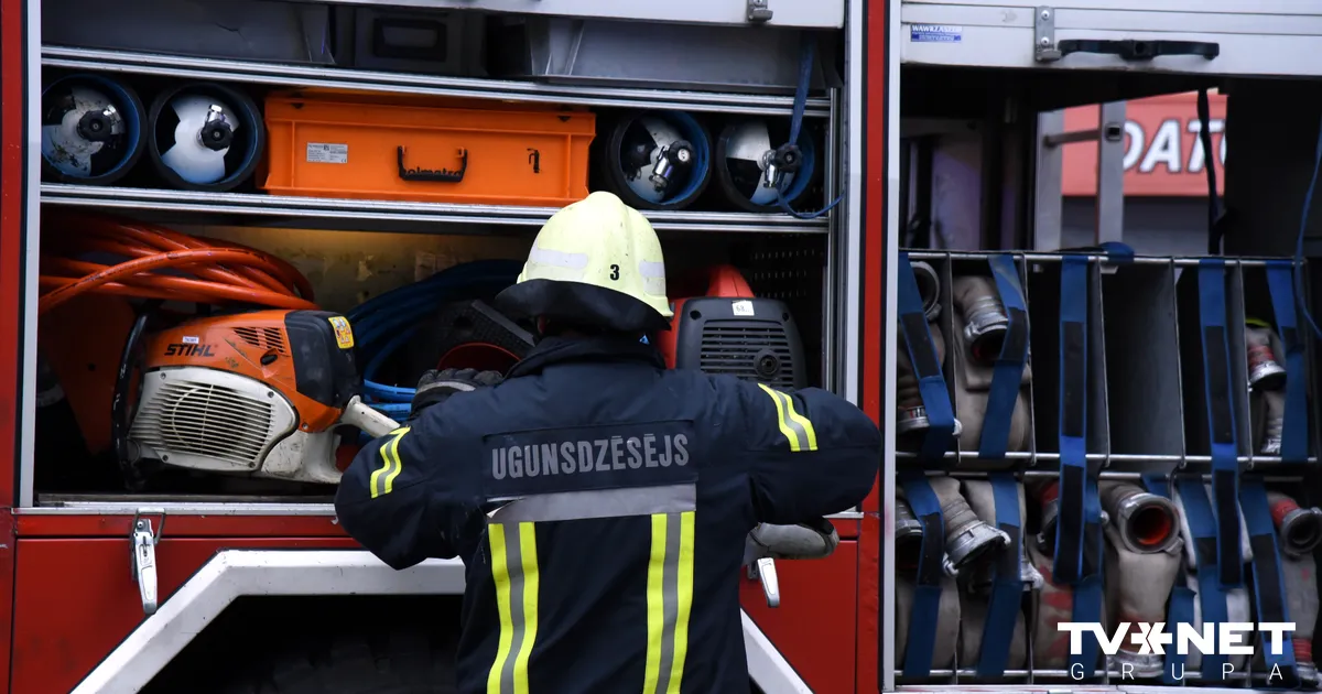 Rīgā 1200 kvadrātmetru platībā degusi metāla atkritumu kaudze - TVNET