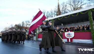 TIEŠRAIDE ⟩ Krastmalā notiek Valsts svētkiem veltīta militārā parāde