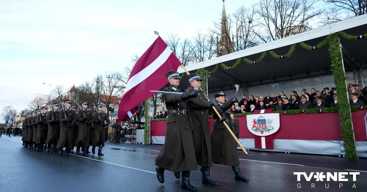 TIEŠRAIDE ⟩ Krastmalā notiek Valsts svētkiem veltīta militārā parāde