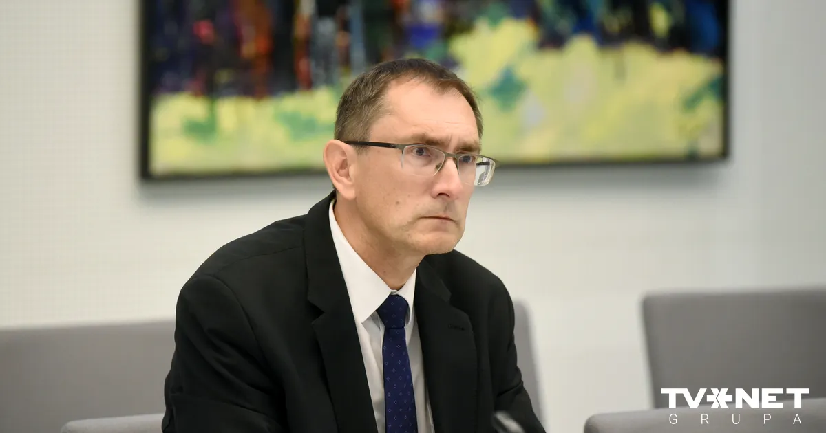 "SmartLynx Airlines" īpašnieku maiņa īsi pirms darbības izbeigšanas rada jautājumus