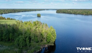 Glābēji Daugavā meklē vakar nogrimušu auto