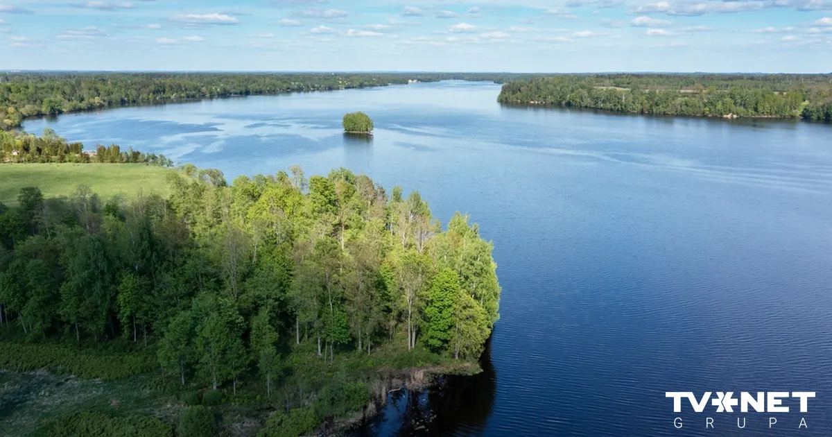 Glābēji Daugavā meklē vakar nogrimušu auto