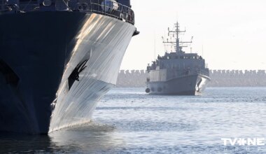 Krievijas "ēnu flotes" tankkuģiem Melnajā jūrā uzbruka Ukrainas droni, vēsta avoti