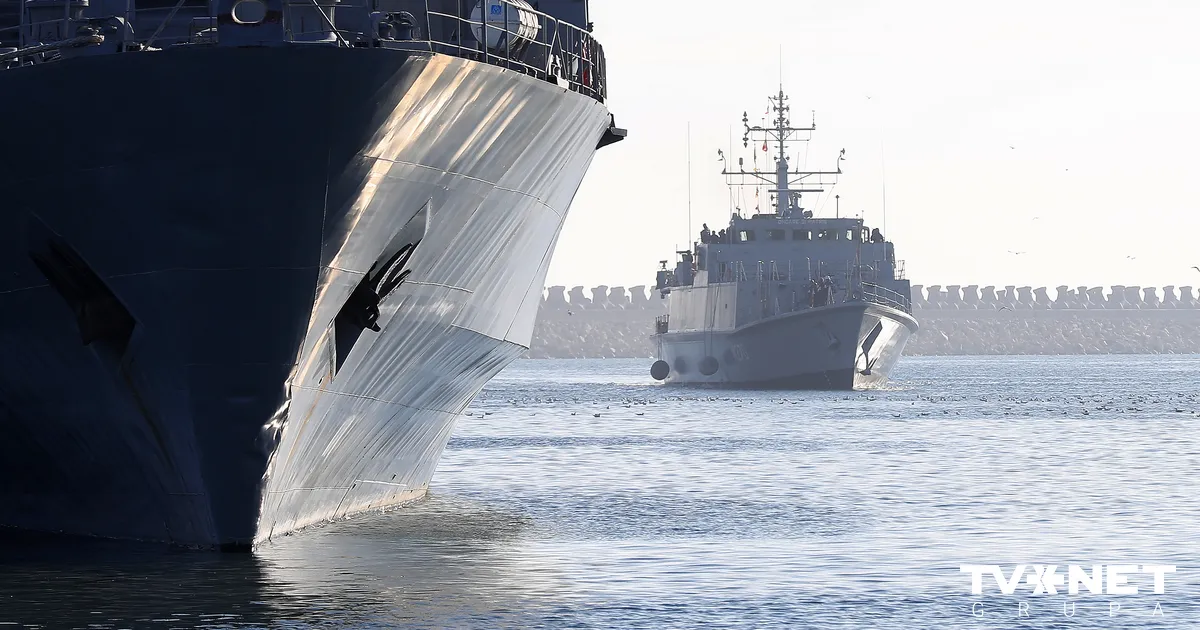 Krievijas "ēnu flotes" tankkuģiem Melnajā jūrā uzbruka Ukrainas droni, vēsta avoti