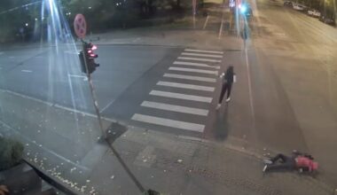 Jaunieši Rīgas centrā uzbrūk ārvalstu pilsonim un viņu aplaupa