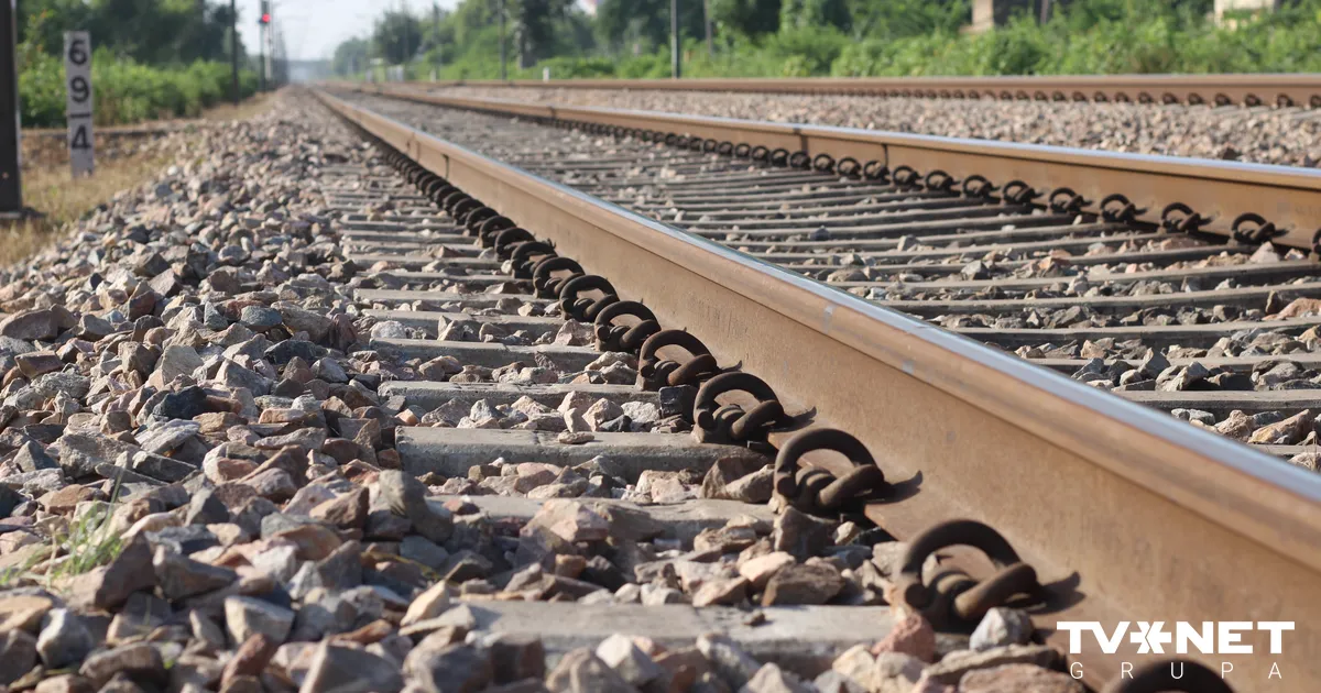 VIDEO Videonovērošanas kameras atklāj iespējamos traģēdijas iemeslus uz dzelzceļa Tukumā - Apollo.lv