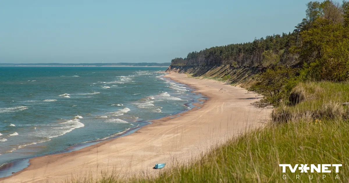 Aizsargjoslā mazu kempinga namiņu vietā izbūvētas apjomīgas vasarnīcas