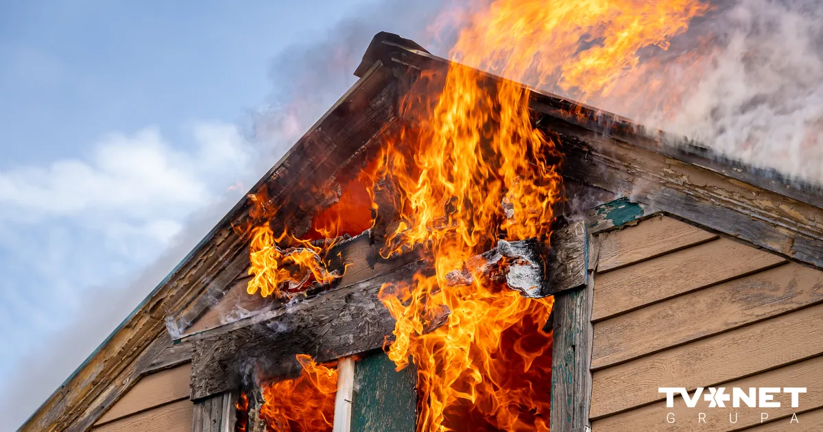 VIDEO ⟩ Ugunsgrēkā Pļavniekos divi vīrieši zaudējuši dzīvību - Apollo.lv