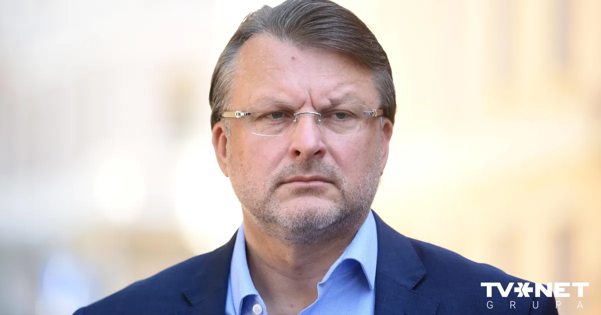 Cilvēks, kurš Šleseram izteica nāves draudus, nogādāts ārstniecības iestādē