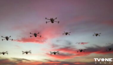 Īslaicīgi Berlīnes lidostā apturēti reisi dronu dēļ