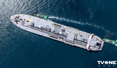 Melnajā jūrā aizdegušies divi Krievijas "ēnu flotes" tankkuģi