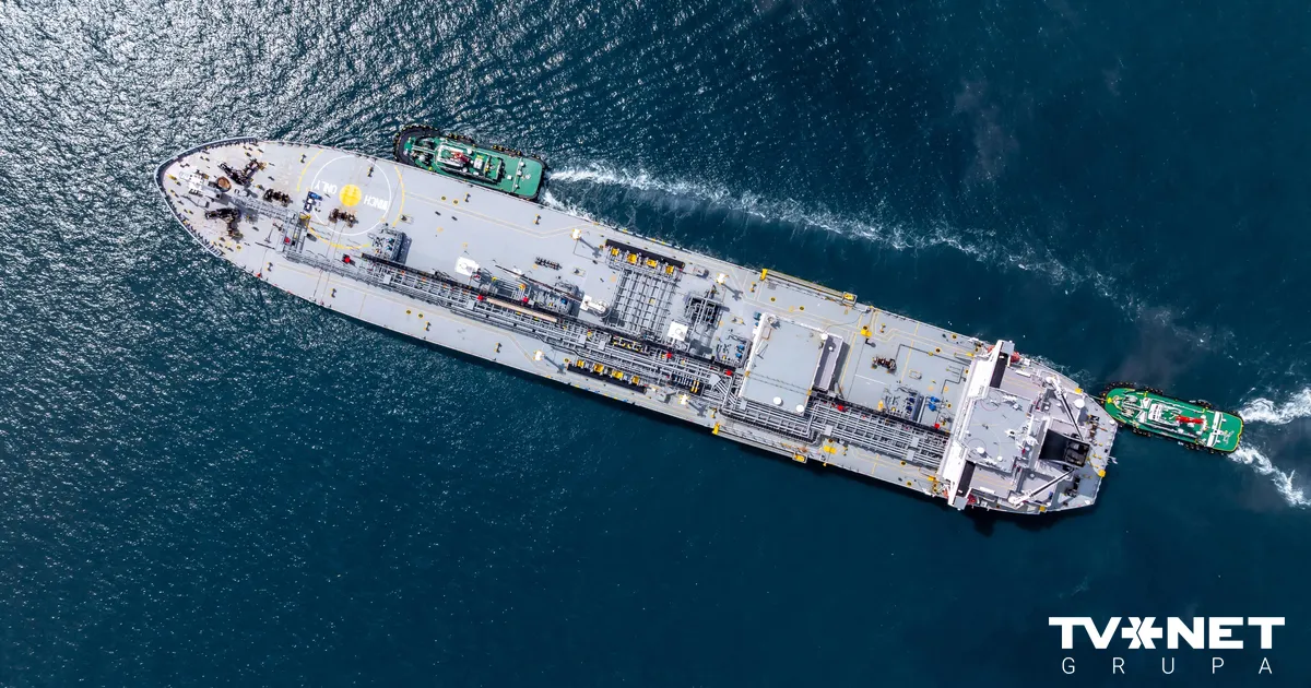 Melnajā jūrā aizdegušies divi Krievijas "ēnu flotes" tankkuģi