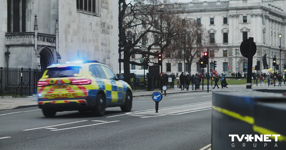 Lielbritānijas policija nesaista cilvēku saduršanu vilcienā ar terorismu