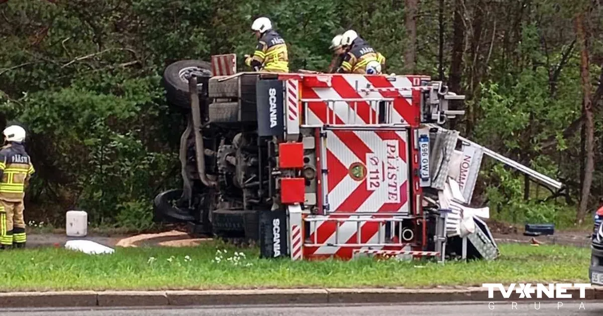 FOTO ⟩ Igaunijā avarē ugunsdzēsēju auto, bet glābējs saņem bargu sodu