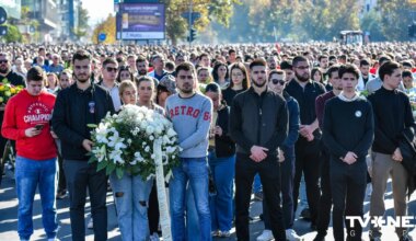 FOTO ⟩ Serbijā vairāki tūkstoši cilvēku piemin Novisadas traģēdijas gadadienu