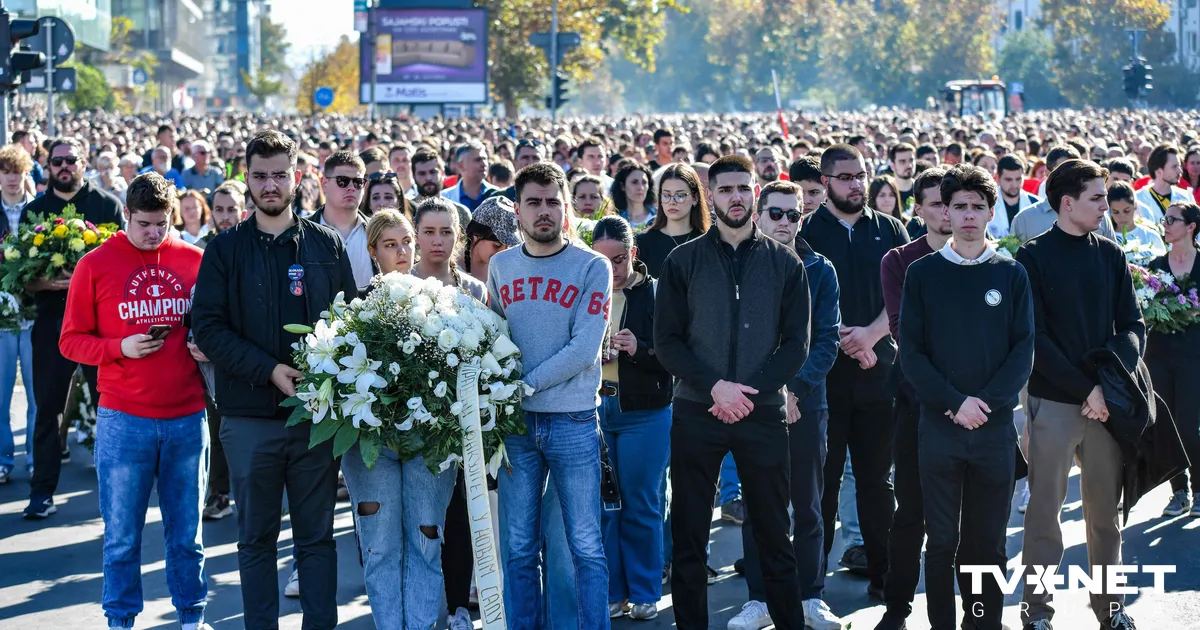 FOTO ⟩ Serbijā vairāki tūkstoši cilvēku piemin Novisadas traģēdijas gadadienu