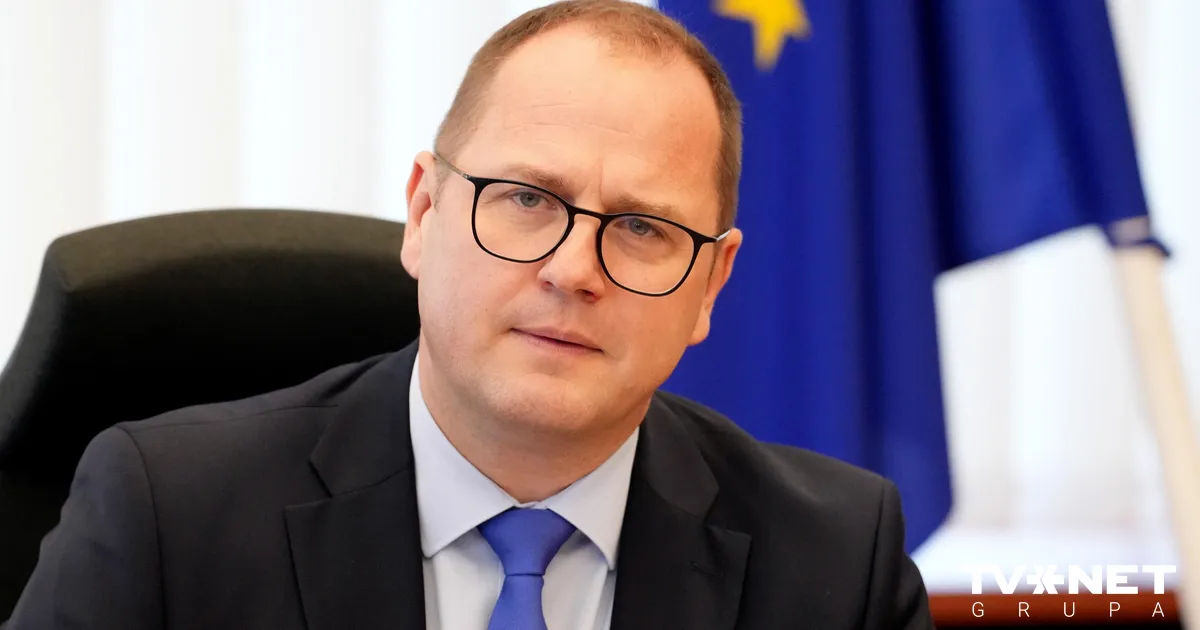 daļa amatpersonu vēl tiek vērtētas