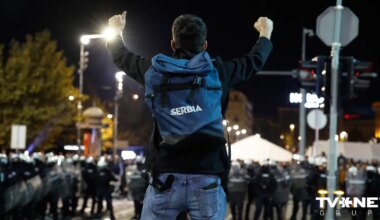 policija nošķir Vučiča pretiniekus un atbalstītājus