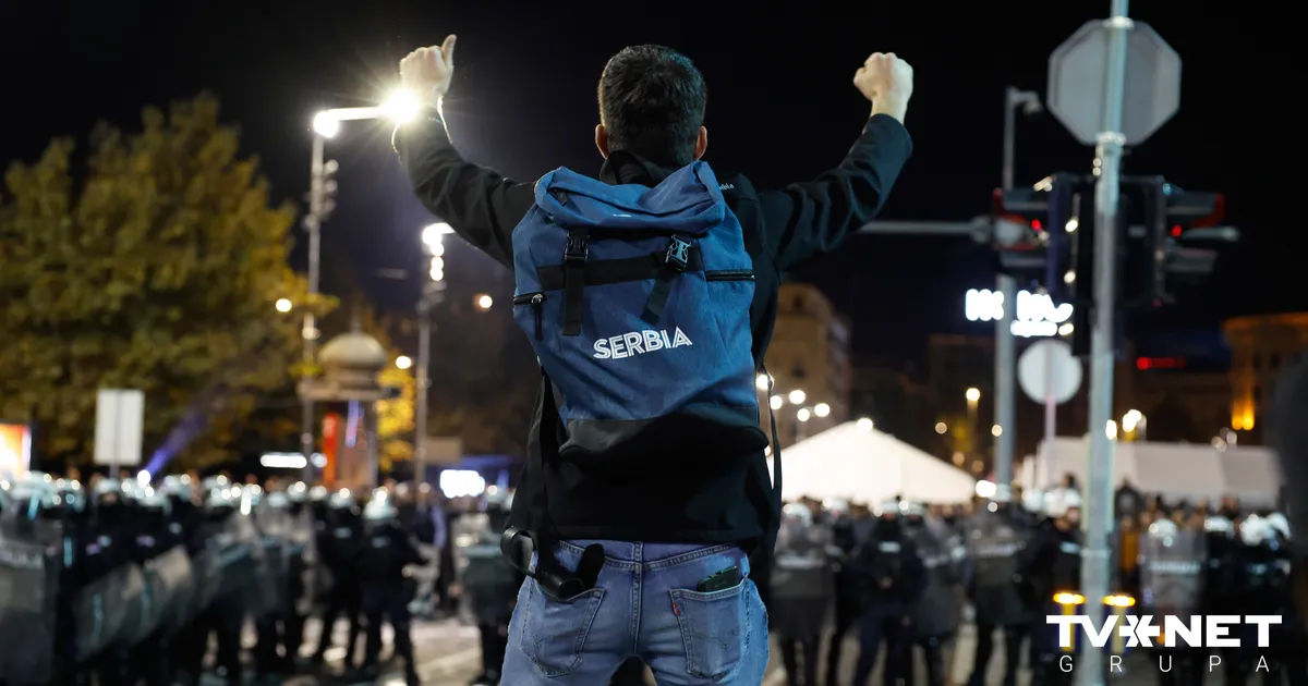 policija nošķir Vučiča pretiniekus un atbalstītājus