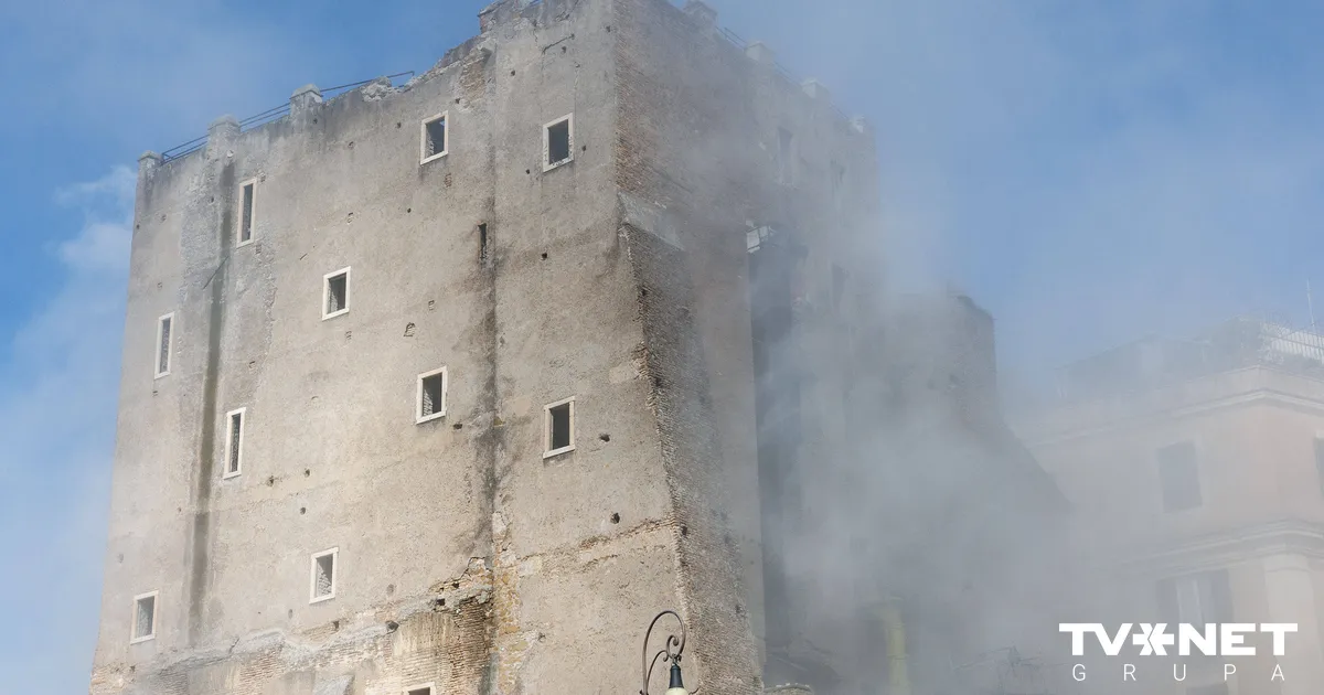 FOTO ⟩ Romā daļēji sabrūk viduslaiku tornis; bojā gājis celtnieks