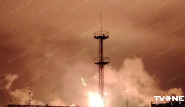 VIDEO ⟩ Ukraiņu dronu triecienos Krievijā cietuši naftas rūpniecības uzņēmumi