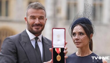 Deivids Bekhems sievas darinātā uzvalkā saņem bruņinieka titulu par nopelniem sportā un labdarībā