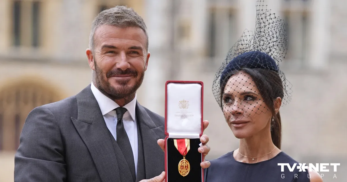 Deivids Bekhems sievas darinātā uzvalkā saņem bruņinieka titulu par nopelniem sportā un labdarībā