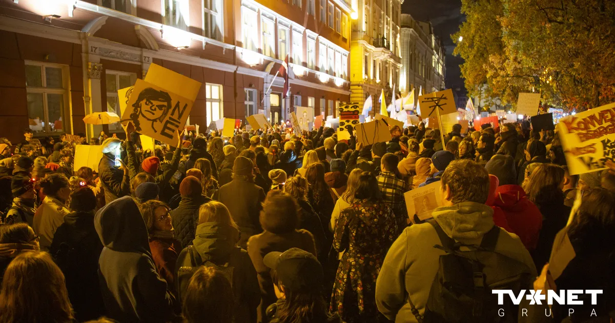 Policija sola stingrus drošības pasākumus protesta laikā. Slēgs satiksmi ielā pie Saeimas