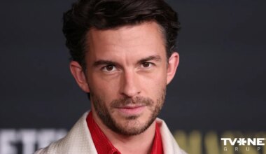 FOTO ⟩ "Bridžertonu" zvaigzne Džonatans Beilijs kronēts par 2025. gada seksīgāko vīrieti