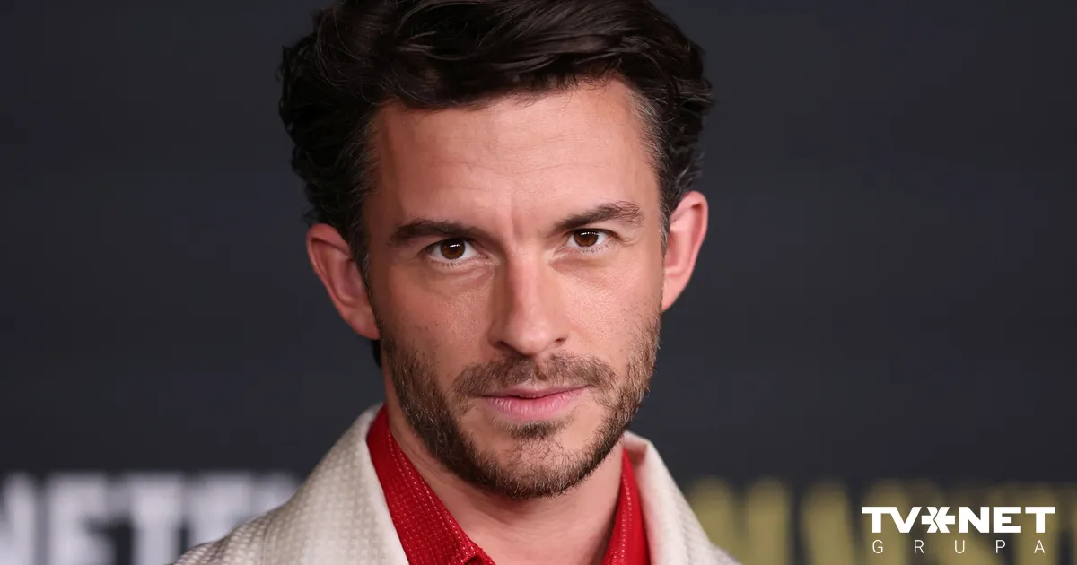 FOTO ⟩ "Bridžertonu" zvaigzne Džonatans Beilijs kronēts par 2025. gada seksīgāko vīrieti