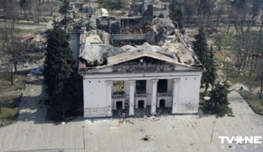 FOTO ⟩ "Dejos uz nogalināto ukraiņu kauliem." Krievi atjaunojuši pašu sabombardēto Mariupoles Drāmas teātri