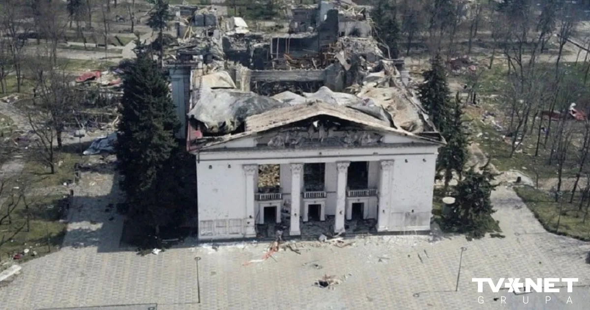 FOTO ⟩ "Dejos uz nogalināto ukraiņu kauliem." Krievi atjaunojuši pašu sabombardēto Mariupoles Drāmas teātri