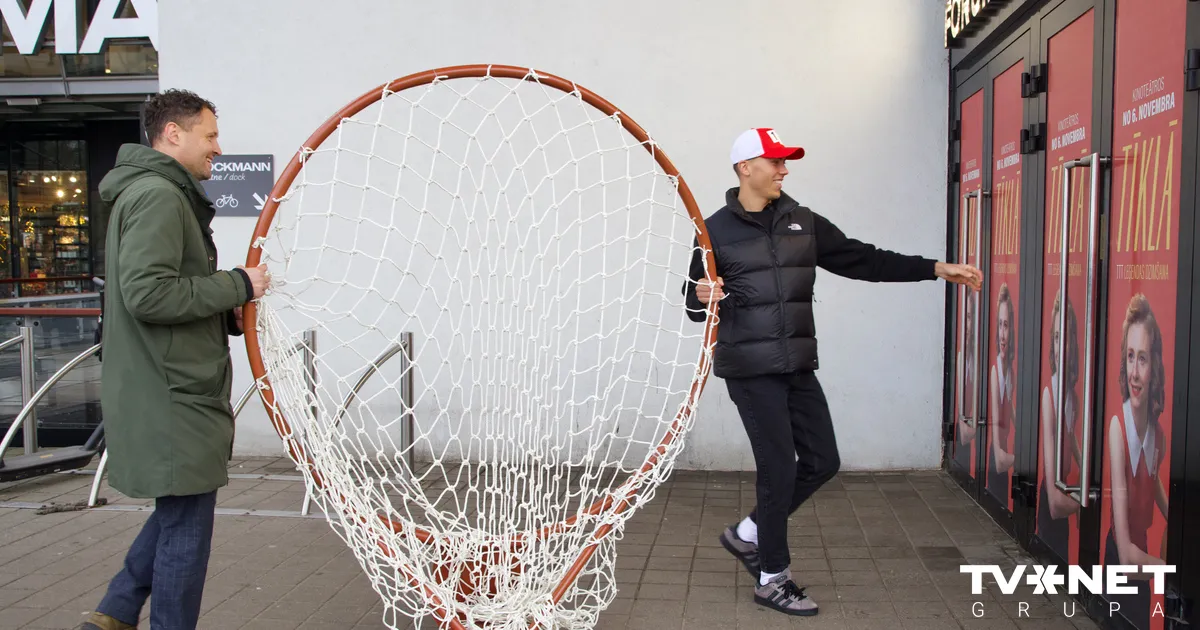 FOTO ⟩ Par godu TTT filmas pirmizrādei Rīgā uzstādīts, iespējams, lielākais basketbola grozs Eiropā
