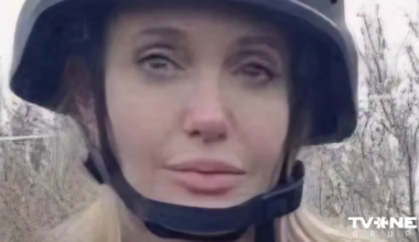 FOTO ⟩ Andželīna Džolija negaidīti apmeklējusi Ukrainas frontes pilsētu Hersonu