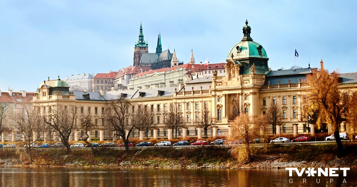 Jaunais spīkers liek noņemt Ukrainas karogu no Čehijas parlamenta apakšnama ēkas