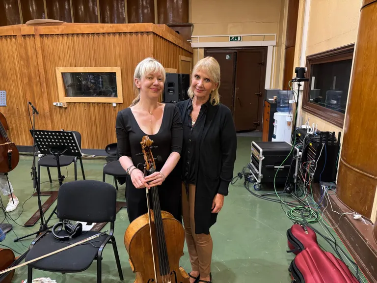 Dace Zālīte-Zilberte un Lolita Ritmanis.