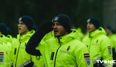 FOTO ⟩ Valsts policijas koledžas kadeti nodod zvērestu Rīgas Brāļu kapos