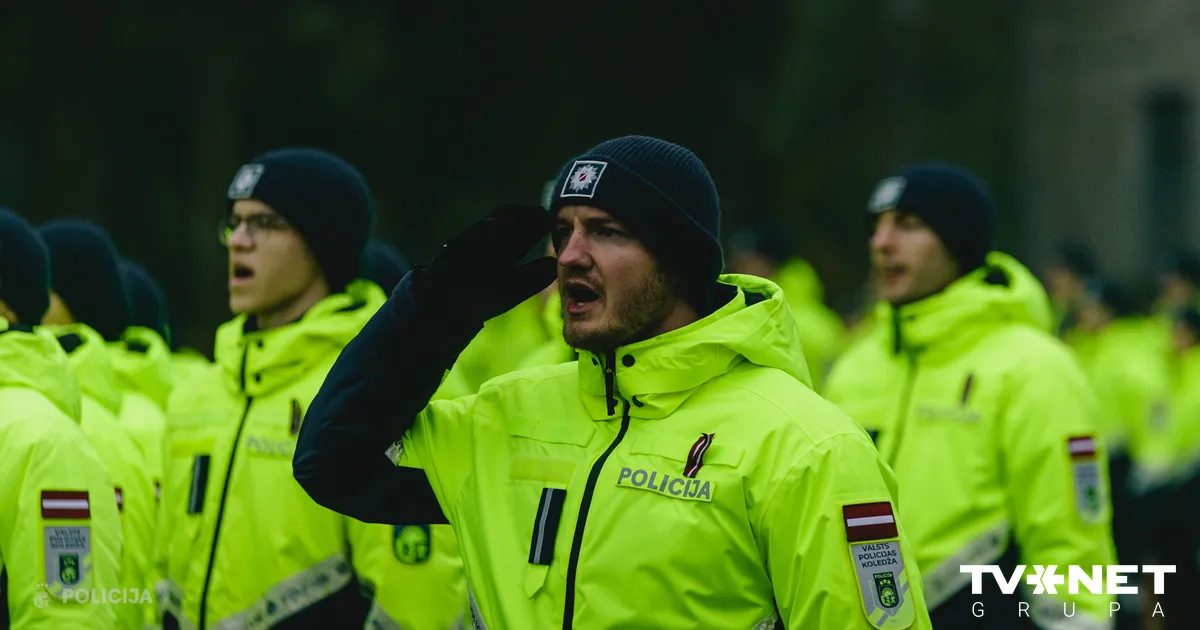 FOTO ⟩ Valsts policijas koledžas kadeti nodod zvērestu Rīgas Brāļu kapos