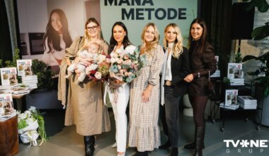 FOTO ⟩ Sabiedrībā zināmas dāmas pulcējas uz Kristiānas Lasmanes grāmatas prezentāciju