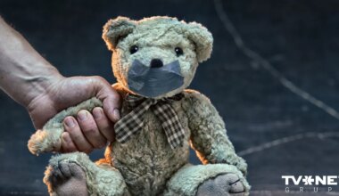 Sita un sēdināja puisēnu uz karstas virsmas – māte un patēvs saņem cietumsodu