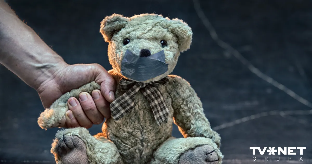 Sita un sēdināja puisēnu uz karstas virsmas – māte un patēvs saņem cietumsodu