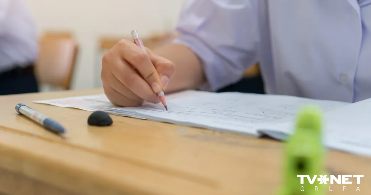 Vidusskolēniem turpmāk būs jākārto par vienu eksāmenu mazāk