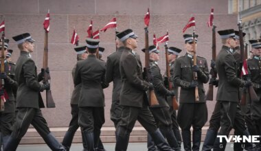 FOTO ⟩ NBS svinīgā godasardzes maiņas ceremonija pie Brīvības pieminekļa