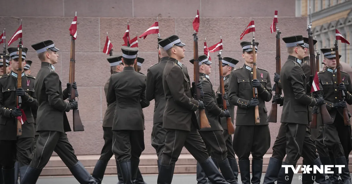 FOTO ⟩ NBS svinīgā godasardzes maiņas ceremonija pie Brīvības pieminekļa
