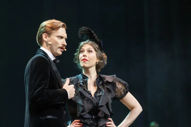 Operetes atmosfēru uzbur Emīls Kivlenieks un Anta Jankovska.