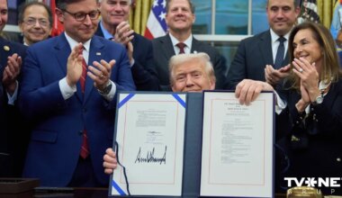 Tramps paraksta likumu, kas ļauj atsākt ASV valdības darbu