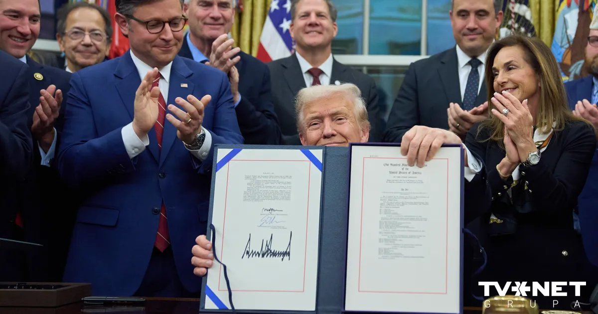 Tramps paraksta likumu, kas ļauj atsākt ASV valdības darbu
