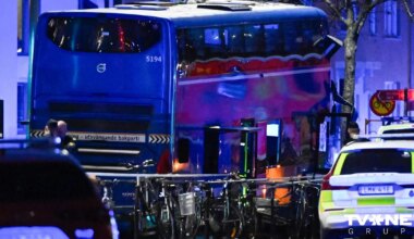 Stokholmā autobuss ietriecies pieturā, ir bojāgājušie