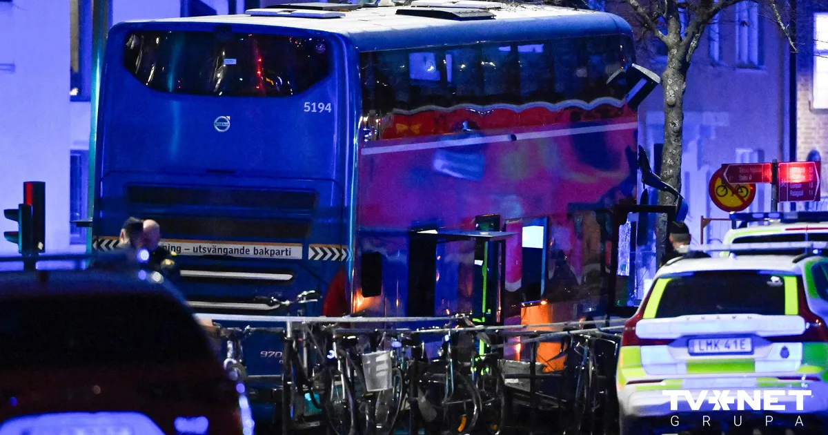 Stokholmā autobuss ietriecies pieturā, ir bojāgājušie